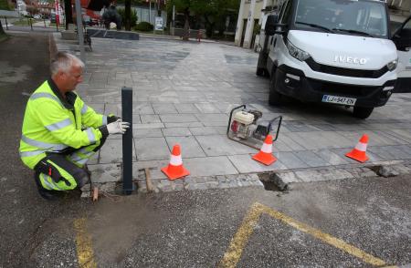 POSTAVLANJE NOVIH STEBRIČKOV PRED KD 03 FOTO LJUBO VUKELIČ